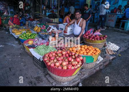 Kolkata, Inde. 31st janvier 2023. Un vendeur de fruits vend des fruits le long de la route avant le budget de l'Union 2023 Inde. Le Gouvernement indien devrait fournir davantage de fonds au secteur agricole et aux agriculteurs. (Photo de Dipayan Bose/SOPA Images/Sipa USA) crédit: SIPA USA/Alay Live News Banque D'Images