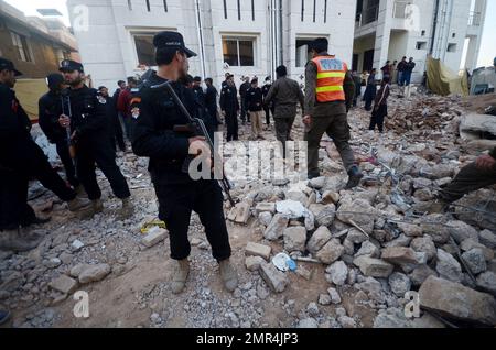 Peshawar, Pakistan. 31st janvier 2023. Le personnel de sécurité inspecte une mosquée après une explosion à Peshawar, dans le nord-ouest du Pakistan, le 31 janvier 2023. Le nombre de morts de l'attentat suicide de lundi dans une mosquée dans la province de Khyber Pakhtunkhwa, dans le nord-ouest du Pakistan, a atteint mardi 100, plus de 200 autres blessés, ont déclaré des sources hospitalières. Credit: STR/Xinhua/Alay Live News Banque D'Images