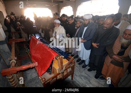 Peshawar, Pakistan. 31st janvier 2023. Des gens assistent aux funérailles de la victime d'un souffle à Peshawar, dans le nord-ouest du Pakistan, le 31 janvier 2023. Le nombre de morts de l'attentat suicide de lundi dans une mosquée dans la province de Khyber Pakhtunkhwa, dans le nord-ouest du Pakistan, a atteint mardi 100, plus de 200 autres blessés, ont déclaré des sources hospitalières. Credit: STR/Xinhua/Alay Live News Banque D'Images