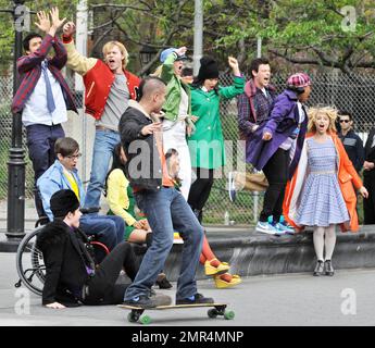 Chris Colfer, Kevin McHale, Mark Salling, Heather Morris, Jenna Ushkowitz, Amber Riley, Naya Rivera, Lea Michele, Dianna Agron et bien plus encore sont sur place pour le spectacle musical à succès « Glee » dans le Washington Square Park de Manhattan. New York, NY. 04/29/11. Banque D'Images