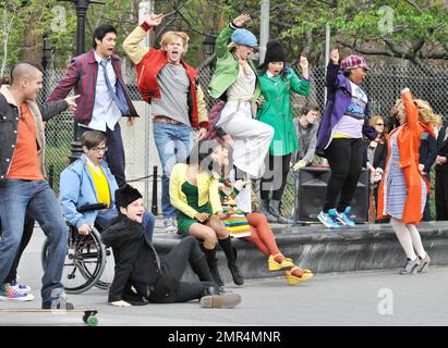 Chris Colfer, Kevin McHale, Mark Salling, Heather Morris, Jenna Ushkowitz, Amber Riley, Naya Rivera, Lea Michele, Dianna Agron et bien plus encore sont sur place pour le spectacle musical à succès « Glee » dans le Washington Square Park de Manhattan. New York, NY. 04/29/11. Banque D'Images