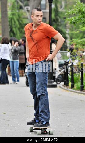 Mark Salling est sur place pour le célèbre spectacle musical de comédie télévisée « Glee » dans le Washington Square Park de Manhattan. New York, NY. 04/29/11. Banque D'Images