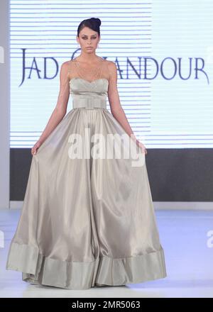 Jad Ghandour basé à Beyrouth et maison de luxe Danasha première de luxe une robe de $1,5 millions de tapis rouge ultime avec combiné de diamants de Belgique fin en or 18 carat le troisième jour de la semaine internationale de la mode de Miami the12th à Miami, FL. 03/20/10. . Banque D'Images