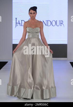 Jad Ghandour basé à Beyrouth et maison de luxe Danasha première de luxe une robe de $1,5 millions de tapis rouge ultime avec combiné de diamants de Belgique fin en or 18 carat le troisième jour de la semaine internationale de la mode de Miami the12th à Miami, FL. 03/20/10. . Banque D'Images