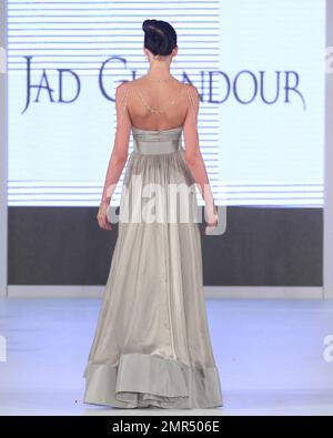 Jad Ghandour basé à Beyrouth et maison de luxe Danasha première de luxe une robe de $1,5 millions de tapis rouge ultime avec combiné de diamants de Belgique fin en or 18 carat le troisième jour de la semaine internationale de la mode de Miami the12th à Miami, FL. 03/20/10. . Banque D'Images