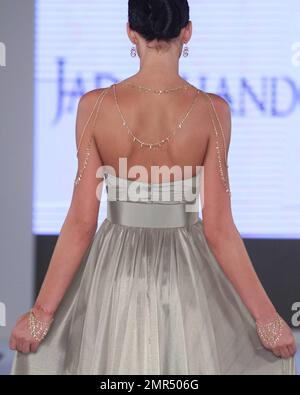 Jad Ghandour basé à Beyrouth et maison de luxe Danasha première de luxe une robe de $1,5 millions de tapis rouge ultime avec combiné de diamants de Belgique fin en or 18 carat le troisième jour de la semaine internationale de la mode de Miami the12th à Miami, FL. 03/20/10. . Banque D'Images