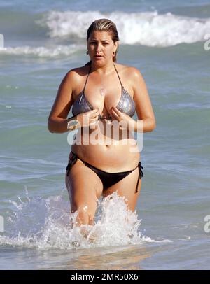 EXCLUSIF !! Playboy Model, Josie Goldberg, donne un bikini argenté étincelant pendant une journée sur la plage. Josie, qui est actuellement en ville pour voir un médecin spécialiste au sujet de sa cicatrice keloïde, a également pris un plongeon dans l'océan après lequel son bandaid s'est délogé pour révéler la cicatrice. Miami Beach, Floride. 1/2/11. . Banque D'Images