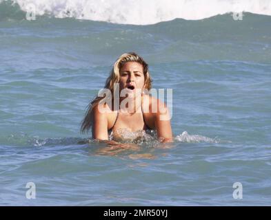 EXCLUSIF !! Playboy Model, Josie Goldberg, donne un bikini argenté étincelant pendant une journée sur la plage. Josie, qui est actuellement en ville pour voir un médecin spécialiste au sujet de sa cicatrice keloïde, a également pris un plongeon dans l'océan après lequel son bandaid s'est délogé pour révéler la cicatrice. Miami Beach, Floride. 1/2/11. Banque D'Images