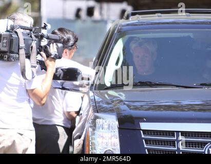 EXCLUSIF !! Le célèbre chef britannique Gordon Ramsay est approché par une équipe de cinéma alors qu'il quitte la communauté fermée où vit l'héritière Paris Hilton, le théâtre d'une tentative de pause tôt ce matin. Ramsay, qui a été repéré à plusieurs reprises à Los Angeles ces derniers jours, est apparu choqué par les nouvelles du malheur de Hilton. Récemment, Ramsay a été photographié à l'essai d'une moto Ducati et au cours du week-end, il et sa femme Tana ont apprécié le temps avec David et Victoria Beckham dans une maison de bord de mer de $5 millions de Santa Monica. Los Angeles, Californie. 08/24/10. Banque D'Images
