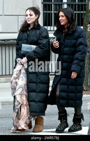 Michelle Tracthtenberg, Jessica Szohr et Blake Lively se regroupent lors d'une journée froide à Manhattan tout en filmant des scènes pour « Gossip Girl ». Même le chien de Blake Penny portait une petite veste de camouflage. Penn Badgely, qui filmait également, ne lui avait pas l'air d'être dérangé par le froid, portant un costume simple sans manteau d'hiver. New York, NY. 3/9/11. Banque D'Images