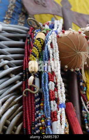 Jeux de perles de verre colorées accrochées devant un panier. Image verticale Banque D'Images
