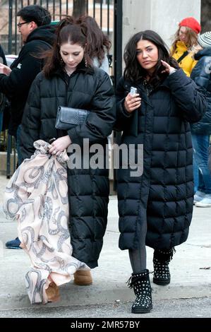 Michelle Tracthtenberg, Jessica Szohr et Blake Lively se regroupent lors d'une journée froide à Manhattan tout en filmant des scènes pour « Gossip Girl ». Même le chien de Blake Penny portait une petite veste de camouflage. Penn Badgely, qui filmait également, ne lui avait pas l'air d'être dérangé par le froid, portant un costume simple sans manteau d'hiver. New York, NY. 3/9/11. Banque D'Images