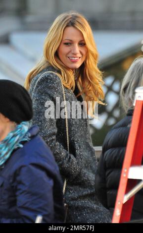 Blake Lively, Leighton Meester et Penn Badgley, les stars de Gossip Girl, sont vues sur place dans les scènes de tournage de New York pour un prochain épisode du spectacle populaire. New York, NY. 11th octobre 2012. Banque D'Images