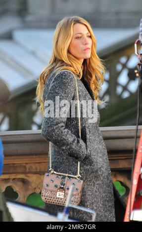 Blake Lively, Leighton Meester et Penn Badgley, les stars de Gossip Girl, sont vues sur place dans les scènes de tournage de New York pour un prochain épisode du spectacle populaire. New York, NY. 11th octobre 2012. Banque D'Images