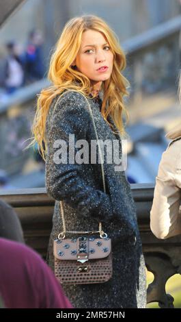 Blake Lively, Leighton Meester et Penn Badgley, les stars de Gossip Girl, sont vues sur place dans les scènes de tournage de New York pour un prochain épisode du spectacle populaire. New York, NY. 11th octobre 2012. Banque D'Images