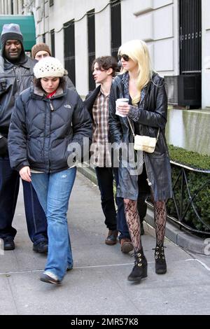 Après avoir participé aux Golden Globe Awards hier soir, Chace Crawford a réalisé des scènes de films avec les co-stars Taylor Momsen, Sebastian Stan et Connor Paolo sur le plateau de la « Gossip Girl » à New York, NY. 1/18/10. . Banque D'Images