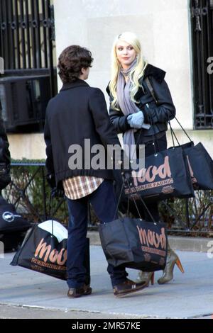 Après avoir participé aux Golden Globe Awards hier soir, Chace Crawford a réalisé des scènes de films avec les co-stars Taylor Momsen, Sebastian Stan et Connor Paolo sur le plateau de la « Gossip Girl » à New York, NY. 1/18/10. . Banque D'Images