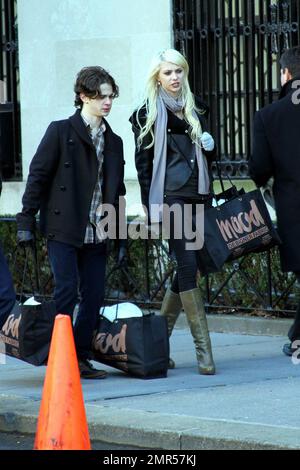 Après avoir participé aux Golden Globe Awards hier soir, Chace Crawford a réalisé des scènes de films avec les co-stars Taylor Momsen, Sebastian Stan et Connor Paolo sur le plateau de la « Gossip Girl » à New York, NY. 1/18/10. . Banque D'Images