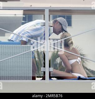 Kelsey Grammer et sa future épouse Kayte Walsh ont présenté un spectacle public d'affection pendant qu'ils se détendent au bord de la piscine quelques jours avant la date de leur mariage. Le couple a été repéré embrassant et a semblé s'amuser. C'est aussi l'anniversaire de Grammer demain. Miami Beach, Floride. 2/20/11. Banque D'Images