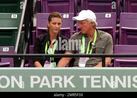 Greg Norman, golfeur et entrepreneur professionnel australien, est rejoint dans les tribunes par son épouse Kirsten Kutner tout en regardant Maria Sharapova jouer Samantha Stosur pendant l'Open de Sony Ericsson à Miami, FL. 3/28/11. Banque D'Images