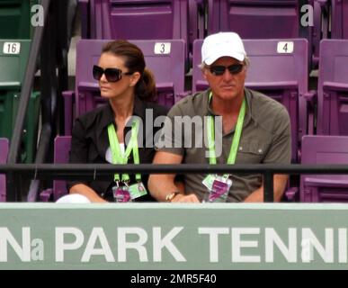 Greg Norman, golfeur et entrepreneur professionnel australien, est rejoint dans les tribunes par son épouse Kirsten Kutner tout en regardant Maria Sharapova jouer Samantha Stosur pendant l'Open de Sony Ericsson à Miami, FL. 3/28/11. Banque D'Images