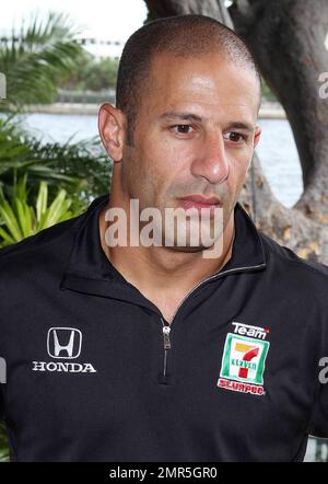 Le champion IndyCar Tony Kanaan assiste à une conférence de presse pour la course de lit Great Grove 1-800-411-PAIN qui s'est tenue au Grove Isle Hotel and Spa à Coconut Grove. La course de lit de Great Grove aura lieu sur 4 septembre et se compose de quatre membres de l'équipe qui poussent des lits parrainés sur des roues dans une rue de Coconut Grove, en course jusqu'à la ligne d'arrivée avec un cavalier sur le matelas, Tous profiteront aux organismes de bienfaisance Alonzo Mourning et au Centre de sommeil de l'Université de Miami. Miami, Floride. 08/24/10. Banque D'Images