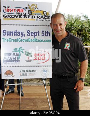 Le champion IndyCar Tony Kanaan assiste à une conférence de presse pour la course de lit Great Grove 1-800-411-PAIN qui s'est tenue au Grove Isle Hotel and Spa à Coconut Grove. La course de lit de Great Grove aura lieu sur 4 septembre et se compose de quatre membres de l'équipe qui poussent des lits parrainés sur des roues dans une rue de Coconut Grove, en course jusqu'à la ligne d'arrivée avec un cavalier sur le matelas, Tous profiteront aux organismes de bienfaisance Alonzo Mourning et au Centre de sommeil de l'Université de Miami. Miami, Floride. 08/24/10. Banque D'Images