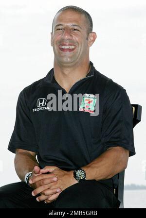 Le champion IndyCar Tony Kanaan assiste à une conférence de presse pour la course de lit Great Grove 1-800-411-PAIN qui s'est tenue au Grove Isle Hotel and Spa à Coconut Grove. La course de lit de Great Grove aura lieu sur 4 septembre et se compose de quatre membres de l'équipe qui poussent des lits parrainés sur des roues dans une rue de Coconut Grove, en course jusqu'à la ligne d'arrivée avec un cavalier sur le matelas, Tous profiteront aux organismes de bienfaisance Alonzo Mourning et au Centre de sommeil de l'Université de Miami. Miami, Floride. 08/24/10. Banque D'Images