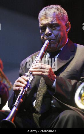 Le Preservation Hall Jazz Band se produit en direct pendant le concert GULF AID Benefit à Mardi gras World River City. L'événement, où les billets ont été vendus pour 50 000 $, a été organisé pour recueillir des fonds pour les efforts de récupération des zones humides pour les pêcheurs et les familles touchés par la fuite massive de pétrole dans le golfe du Mexique. Depuis le 20 avril, lorsqu'une plate-forme pétrolière offshore dans le Golfe a été en butte, tuant 11 personnes, on estime que 210000 gallons de pétrole ont pénétré dans les eaux du Golfe et selon les rapports, de nombreux efforts pour arrêter la fuite n'ont pas été couronnés de succès. La Nouvelle-Orléans, LOUISIANE. 05/16/10. Banque D'Images
