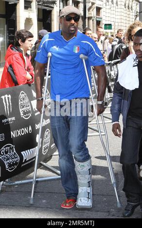 Acteur Idris Elba lors de la course annuelle de rallye Gumball 3000 11th, qui commence à Londres et verra les participants courir dans les rues d'Amsterdam, Copenhague, Stockholm, Boston, Québec, Toronto et New York. La course à la mode est fière de ne pas conserver les pointages et sert davantage de vitrine pour les voitures de sport haut de gamme et les voitures de fantaisie. Londres, Royaume-Uni. 05/01/10. Banque D'Images