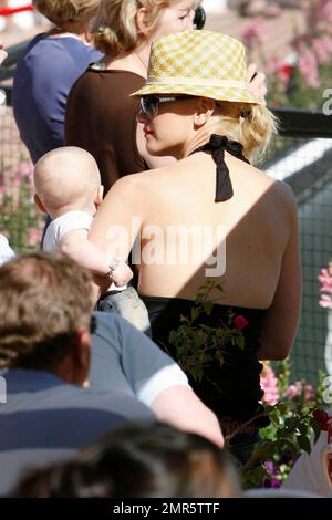 Gewn Stefani avec son fils Zuma Nesta Rock à l'événement de tennis caritatif K-Swiss Desert Smash Celebrity. Palm Springs, Californie 03/10/2009, Banque D'Images
