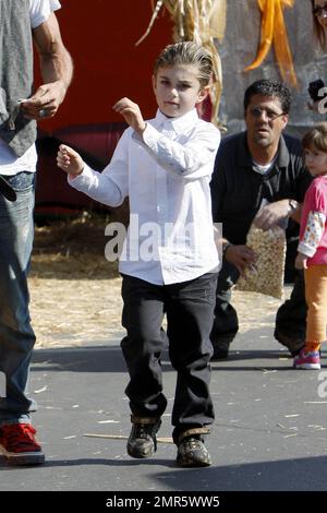 Gwen Stefani et son mari Gavin Rossdale s'insèrent dans l'esprit de l'Halloween en emportant leurs adorables fils Kingston et Zuma, vêtus de vampires, à une citrouille en L.A. Le couple affectueux a été vu tenant les mains et partageant un baiser en attendant que leurs garçons apprécient le plaisir. Kingston a été vu rebondir sur un saut à l'élastique tandis que Gwen a aidé Zuma à sauter le long des botte de foin. Los Angeles, Californie. 21st octobre 2012. Banque D'Images