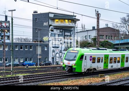 La boîte de signalisation Deutsche Bahn AG de Mülheim-Styrum contrôle le trafic ferroviaire sur l'une des lignes ferroviaires les plus fréquentées d'Allemagne, entre Essen et Duisburg, Banque D'Images