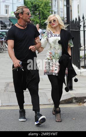 Vêtu d'une tunique colorée et d'un châle noir et de leggings, Gwen Stefani se dirige vers un pub local avec son mari Gavin Rossdale et ses fils Kingston et Zuma. La famille fêtera mercredi l'anniversaire de Zuma en 5th. Londres, Royaume-Uni. 19th juillet 2013. Banque D'Images