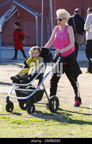 Gewn Stefani a amené les enfants dans le parc pour regarder son fils jouer au drapeau du football. Ils y ont été conduits par Blake Shelton qui est resté dans la voiture. Los Angeles, Californie. 6th février 2016. Banque D'Images