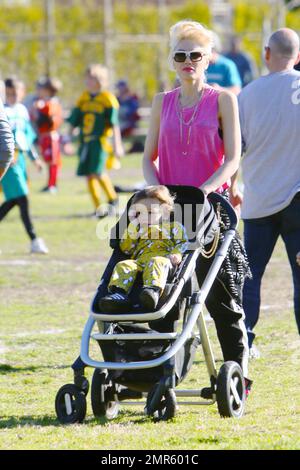 Gewn Stefani a amené les enfants dans le parc pour regarder son fils jouer au drapeau du football. Ils y ont été conduits par Blake Shelton qui est resté dans la voiture. Los Angeles, Californie. 6th février 2016. Banque D'Images