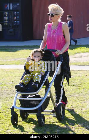 Gewn Stefani a amené les enfants dans le parc pour regarder son fils jouer au drapeau du football. Ils y ont été conduits par Blake Shelton qui est resté dans la voiture. Los Angeles, Californie. 6th février 2016. Banque D'Images