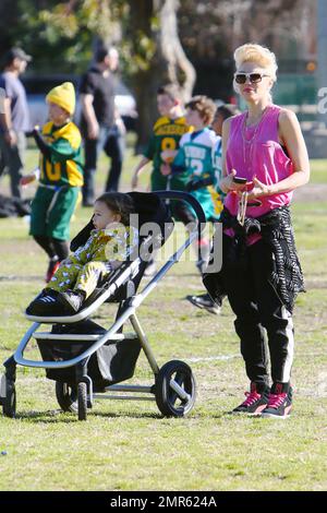 Gewn Stefani a amené les enfants dans le parc pour regarder son fils jouer au drapeau du football. Ils y ont été conduits par Blake Shelton qui est resté dans la voiture. Los Angeles, Californie. 6th février 2016. Banque D'Images