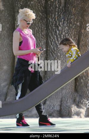 Gewn Stefani a amené les enfants dans le parc pour regarder son fils jouer au drapeau du football. Ils y ont été conduits par Blake Shelton qui est resté dans la voiture. Los Angeles, Californie. 6th février 2016. Banque D'Images