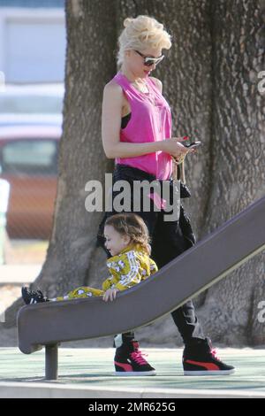 Gewn Stefani a amené les enfants dans le parc pour regarder son fils jouer au drapeau du football. Ils y ont été conduits par Blake Shelton qui est resté dans la voiture. Los Angeles, Californie. 6th février 2016. Banque D'Images