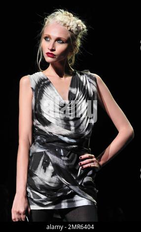 Gwen Stefani montre sa ligne de mode Lamb lors de la Mercedes Benz Fashion week à New York, NY. 9/16/10. Banque D'Images