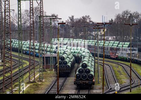 Station de marchandises Mülheim-Styrum, wagons de marchandises avec tuyaux de Mannesmannröhren-Werke GmbH, Mülheim, NRW, Allemagne, Banque D'Images