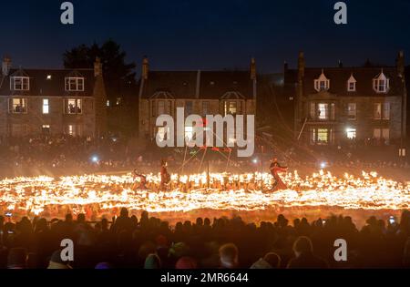 Le Jarl Squad a allumé la cuisine de Lerwick sur les îles Shetland pendant le festival de feu Up Helly AA. Le festival, qui a été créé en 1880s, célèbre l'héritage norse de Shetland. Date de la photo: Mardi 31 janvier 2023. Banque D'Images