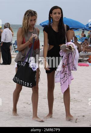 - Hailey Baldwin, fille de l'acteur Stephen Baldwin a été repéré passant la journée à la plage avec des amis. Il a été rapporté que Hailey, 16 ans, est en ville pour rejoindre une compagnie de formation de danse d'élite dans le but de réaliser son rêve de devenir une danseuse professionnelle. Elle a également été vue avec Austin Mahone qui est censé être le prochain 'Justin Bieber.' Miami Beach, Floride. 8th juillet 2012. . Banque D'Images