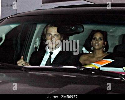 Exclusif !! Halle Berry et son beau Gabriel Aubry ont été repérés en quittant le Vanity Fair Oscar après le Party Sunset Towers Hotel par la porte arrière. Los Angeles, Californie 2/22/09 Banque D'Images
