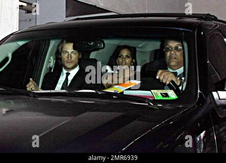 Exclusif !! Halle Berry et son beau Gabriel Aubry ont été repérés en quittant le Vanity Fair Oscar après le Party Sunset Towers Hotel par la porte arrière. Los Angeles, Californie 2/22/09 Banque D'Images