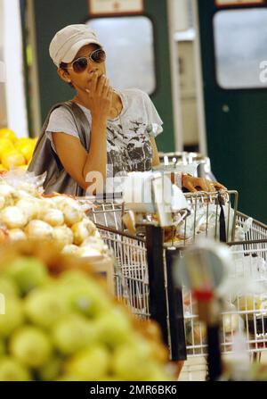 Parmi les rapports, Angela Bassett l'a remplacée dans la prochaine production de Broadway de « The Mountaintop », l'actrice Halle Berry s'occupe de produits frais sur un marché local. Berry aurait été retirée du spectacle, qui a été l'vedette de Samuel L Jackson sous le nom de Martin Luther King Jr, en raison de problèmes de garde d'enfants. Los Angeles, Californie. 6/22/11. Banque D'Images