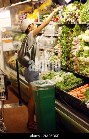 Parmi les rapports, Angela Bassett l'a remplacée dans la prochaine production de Broadway de « The Mountaintop », l'actrice Halle Berry s'occupe de produits frais sur un marché local. Berry aurait été retirée du spectacle, qui a été l'vedette de Samuel L Jackson sous le nom de Martin Luther King Jr, en raison de problèmes de garde d'enfants. Los Angeles, Californie. 6/22/11. Banque D'Images