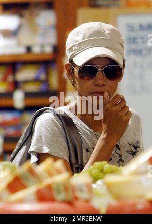 Parmi les rapports, Angela Bassett l'a remplacée dans la prochaine production de Broadway de « The Mountaintop », l'actrice Halle Berry s'occupe de produits frais sur un marché local. Berry aurait été retirée du spectacle, qui a été l'vedette de Samuel L Jackson sous le nom de Martin Luther King Jr, en raison de problèmes de garde d'enfants. Los Angeles, Californie. 6/22/11. Banque D'Images