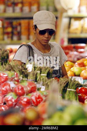 Parmi les rapports, Angela Bassett l'a remplacée dans la prochaine production de Broadway de « The Mountaintop », l'actrice Halle Berry s'occupe de produits frais sur un marché local. Berry aurait été retirée du spectacle, qui a été l'vedette de Samuel L Jackson sous le nom de Martin Luther King Jr, en raison de problèmes de garde d'enfants. Los Angeles, Californie. 6/22/11. Banque D'Images